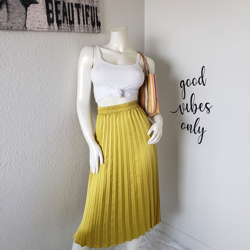 NWT Sadie & Love Green Pleated Skirt